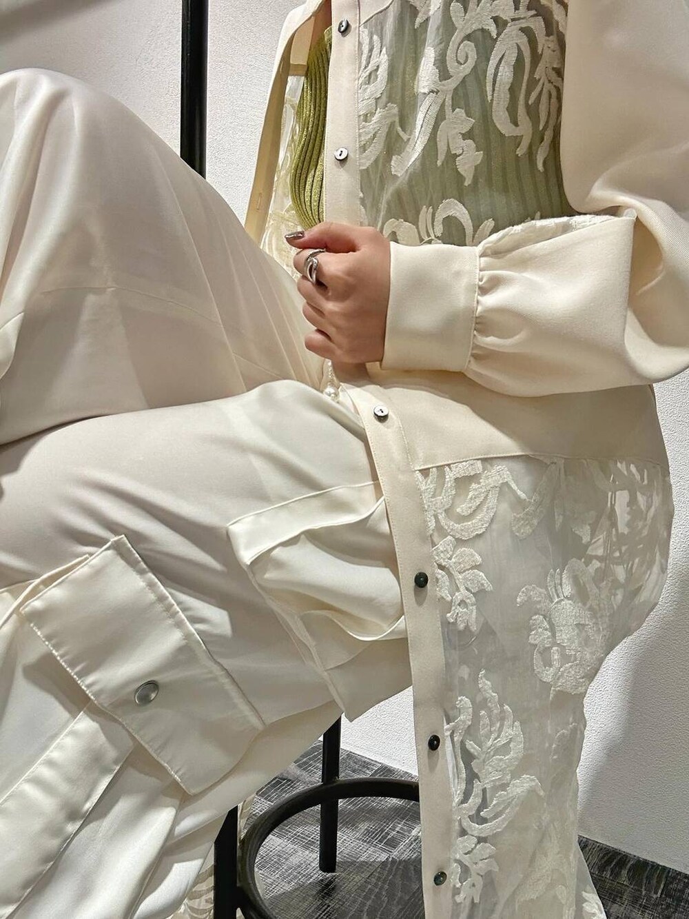 イエロー系のタンクトップ、ブラック系のサンダル、ホワイト系のワンピースを着用したレディースの春コーディネートの5枚目の写真