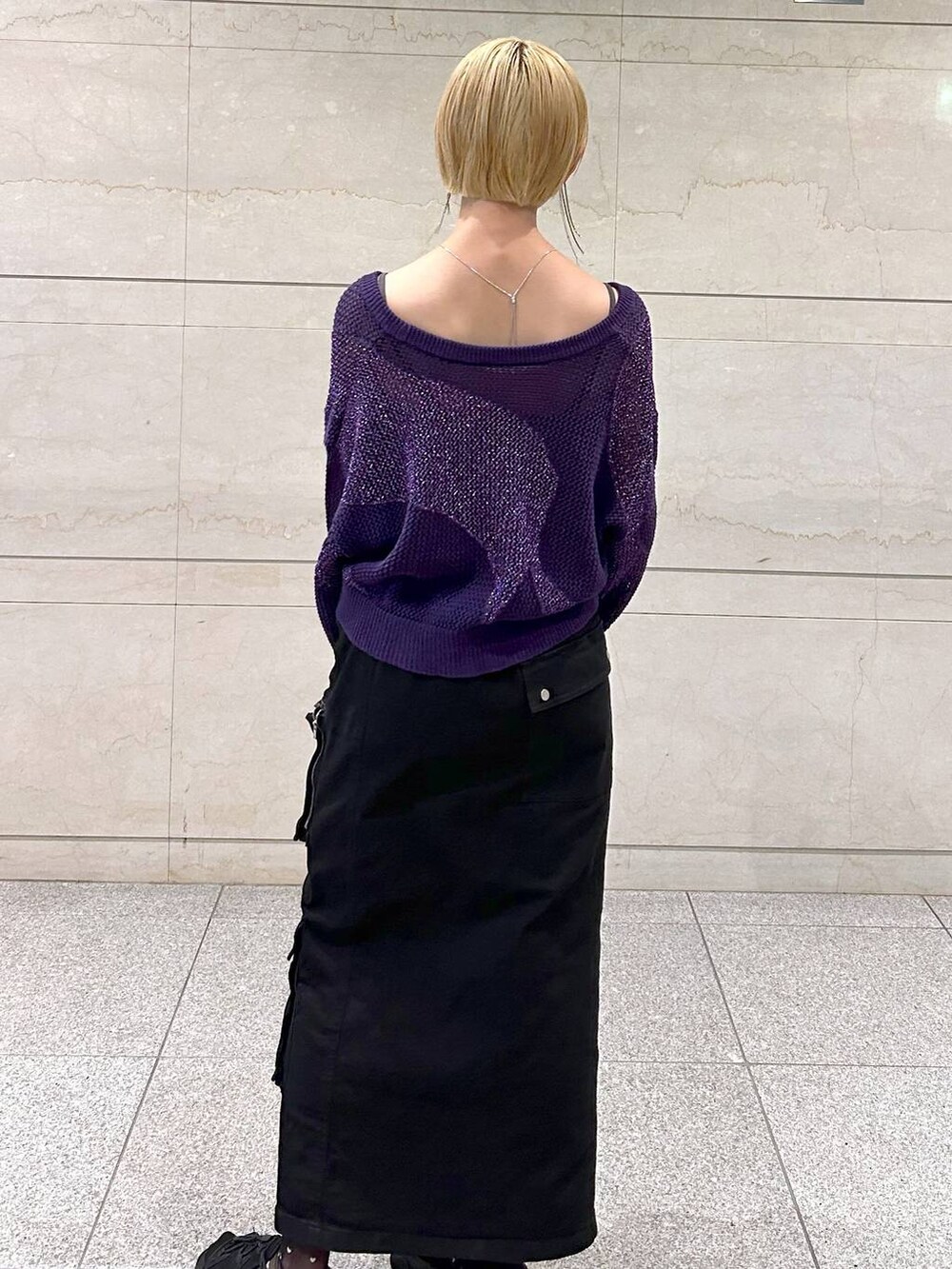 パープル系のカーディガン/ボレロ、ブラック系のスカート、ブラック系のベルトを着用したレディースの夏コーディネートの3枚目の写真