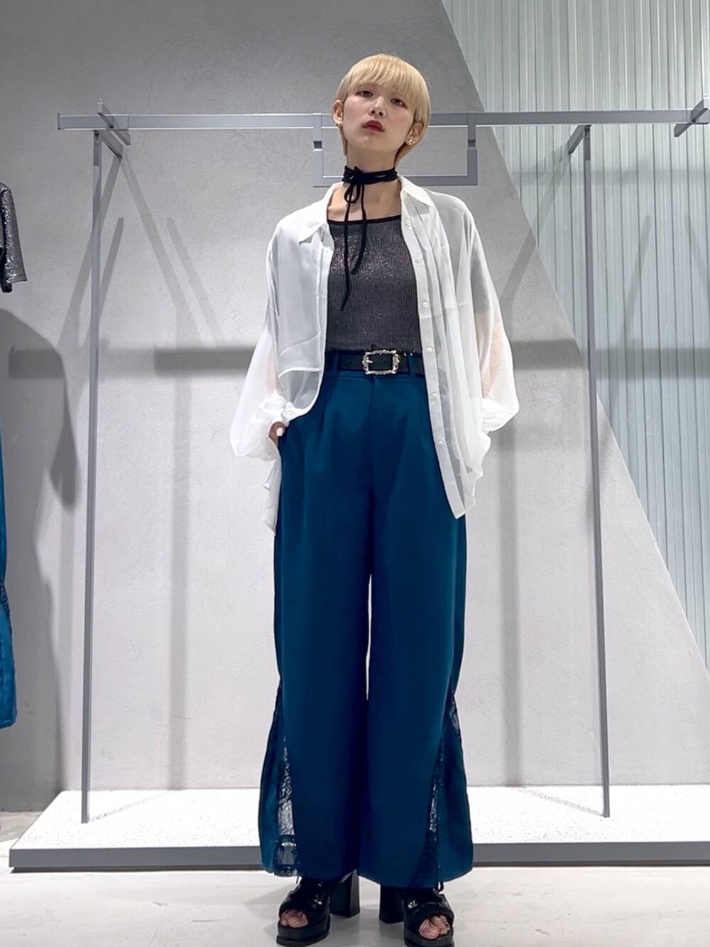 ブラック系のブーツ、ブルー系のシャツ/ブラウス、ブルー系のその他パンツを着用したレディースの春コーディネートの3枚目の写真