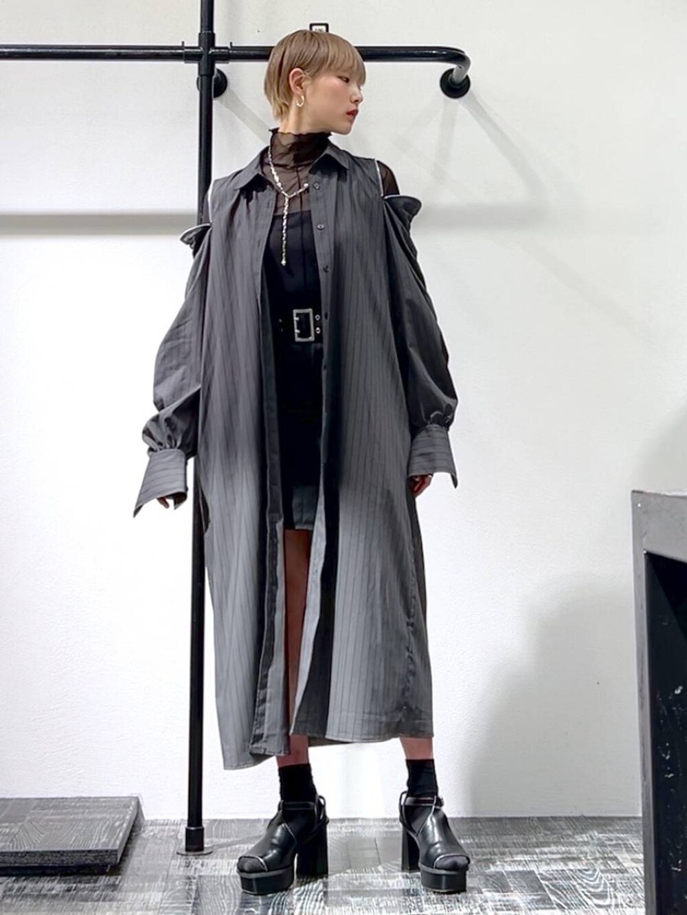 ブラック系のサンダル、ブラック系のその他パンツ、グレー系のワンピースを着用したレディースの春コーディネートの2枚目の写真