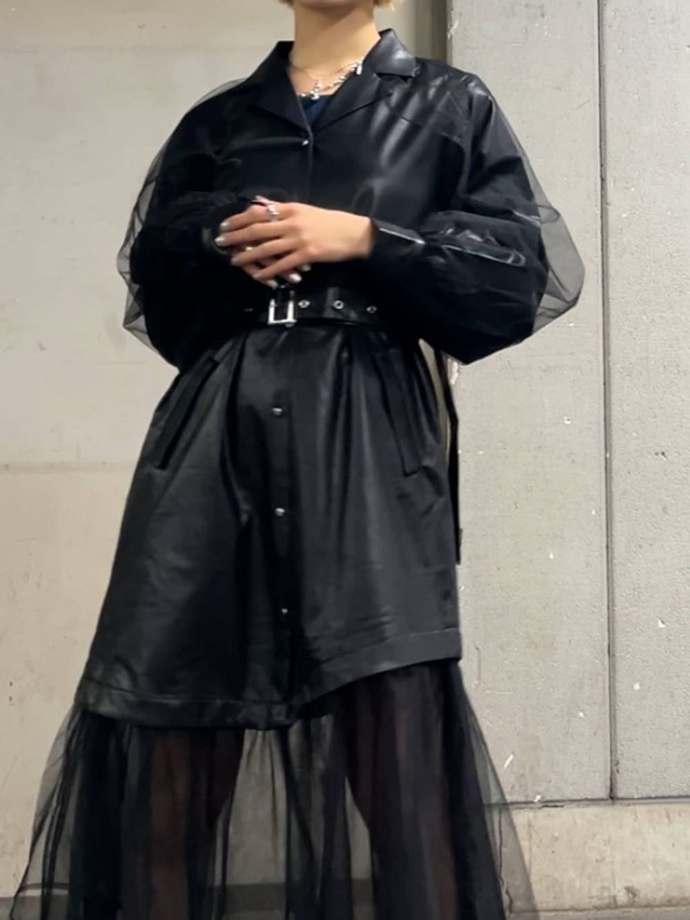 ブラック系のワンピースを着用したレディースの秋コーディネートの7枚目の写真