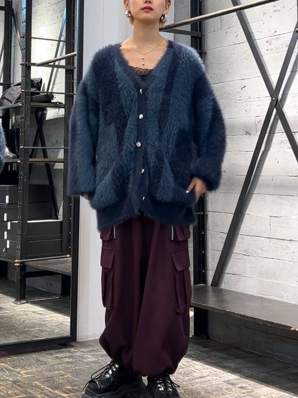 ブラック系のサンダル、レッド系のカーゴパンツ、ブルー系のカーディガン/ボレロを着用したレディースの秋コーディネートの7枚目の写真