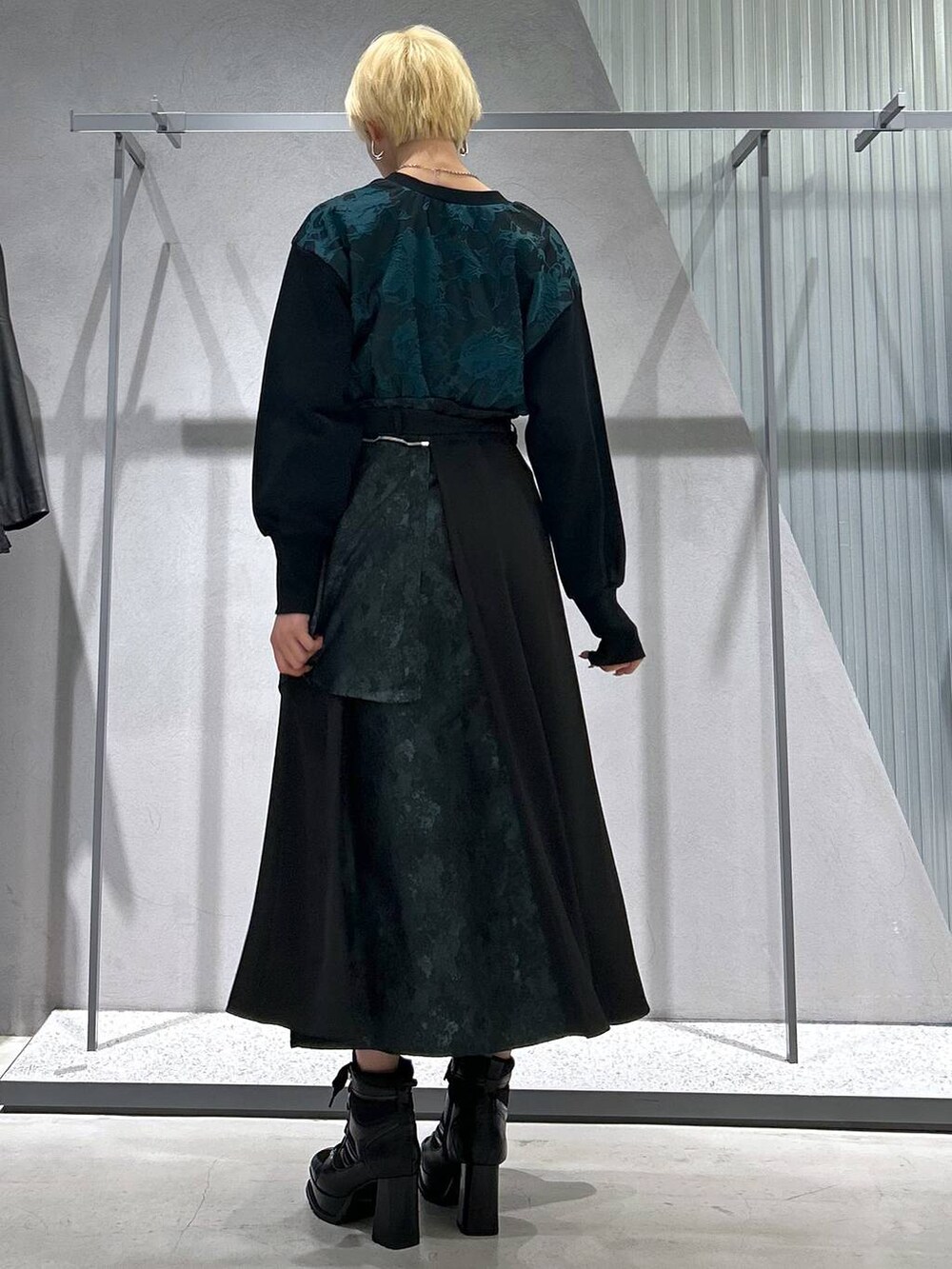 ブラック系のブルゾン、ブラック系のブーツ、グリーン系のスウェットを着用したレディースの秋コーディネートの6枚目の写真