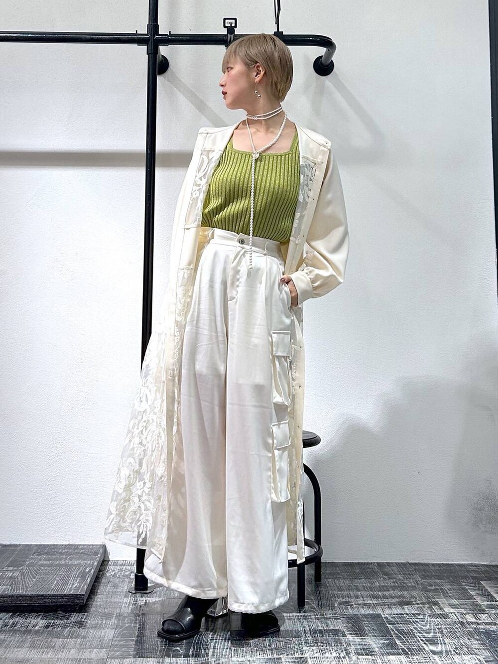 イエロー系のタンクトップ、ブラック系のサンダル、ホワイト系のワンピースを着用したレディースの春コーディネートの8枚目の写真