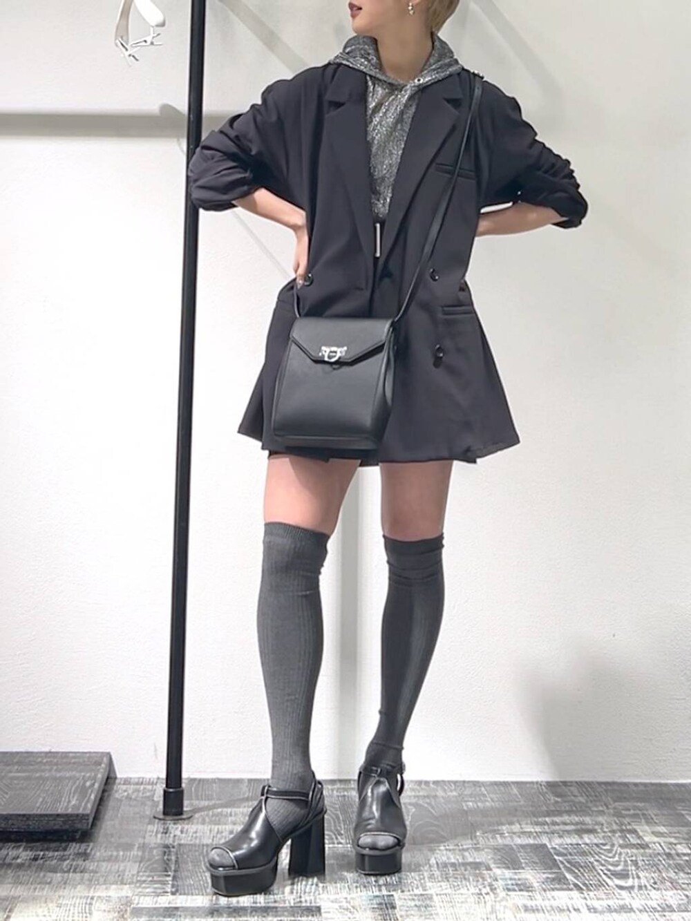 ブラック系のサンダル、ブラック系のショルダーバッグ、ブラック系のパーカーを着用したレディースの春コーディネートの4枚目の写真