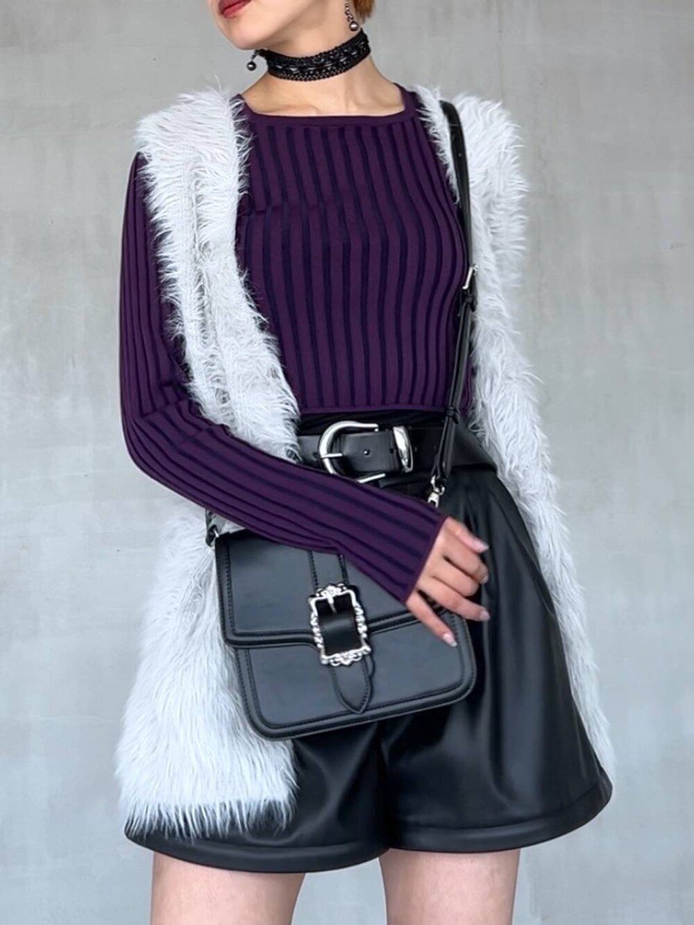 グレー系のカーディガン/ボレロ、シルバー系のスニーカー、ブラック系のカーゴパンツを着用したレディースの夏コーディネートの3枚目の写真