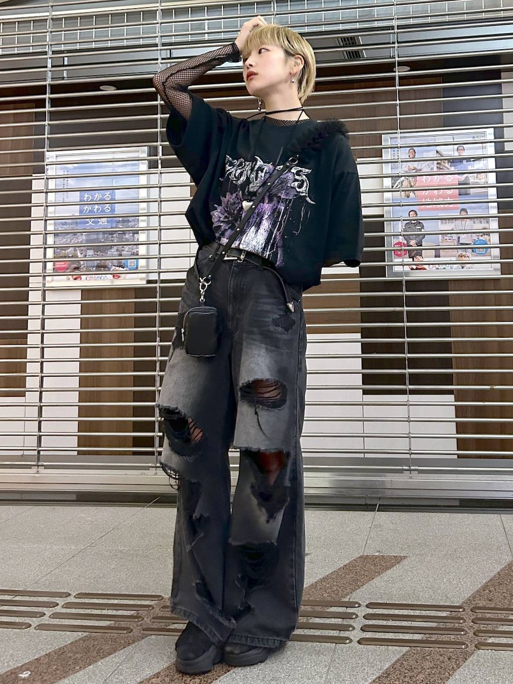 ブラック系のデニムパンツ、ブラック系のTシャツ/カットソー、ブラック系のチョーカーを着用したレディースの春コーディネートの2枚目の写真