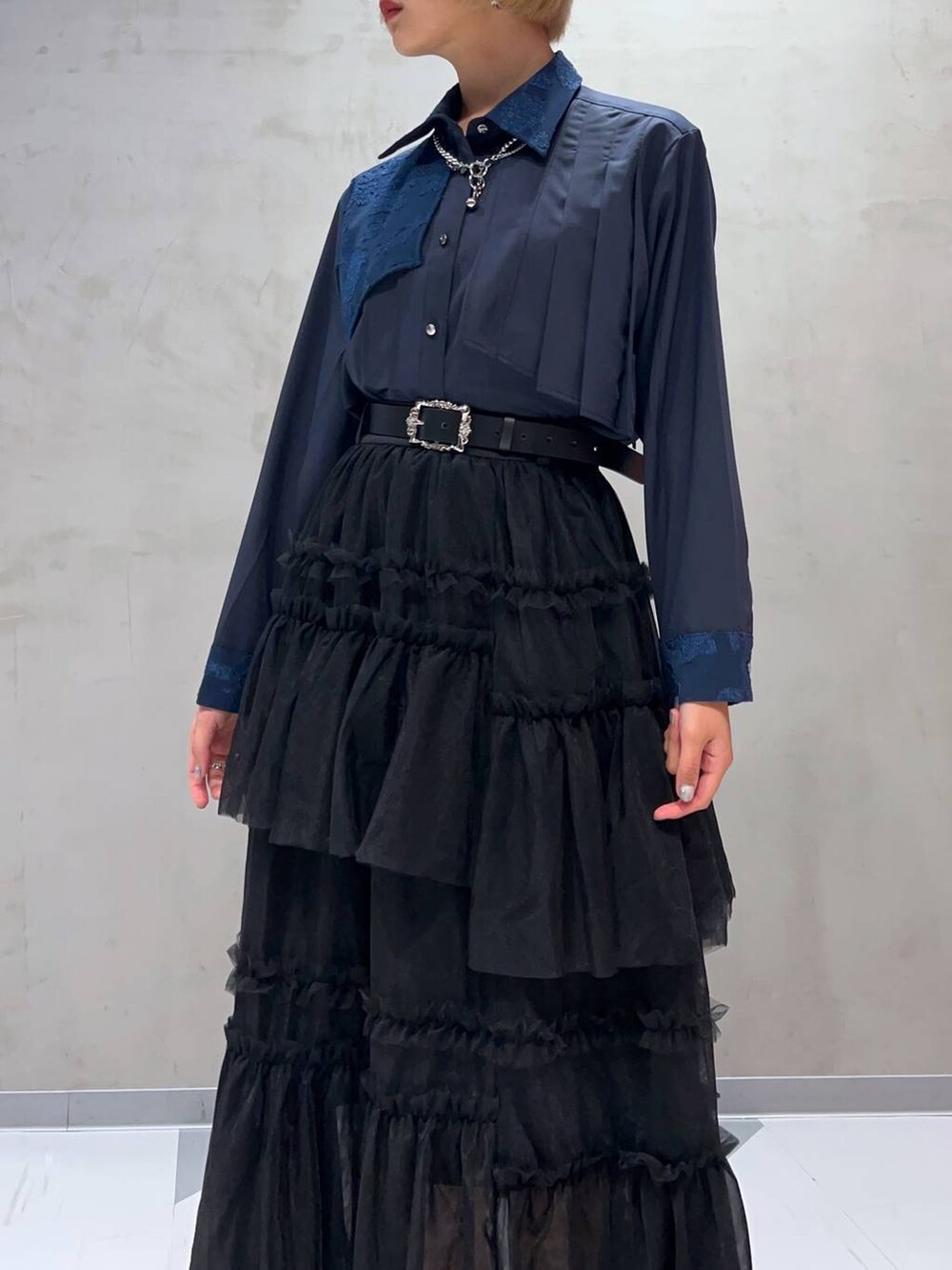 ブルー系のシャツ/ブラウス、ブラック系のスカート、ブラック系のベルトを着用したレディースの秋コーディネートの4枚目の写真