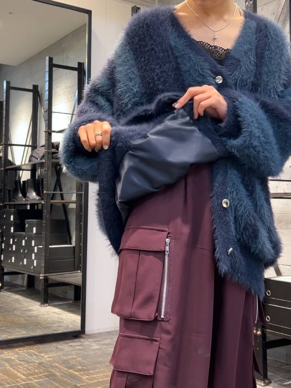 ブラック系のサンダル、レッド系のカーゴパンツ、ブルー系のカーディガン/ボレロを着用したレディースの秋コーディネートの2枚目の写真