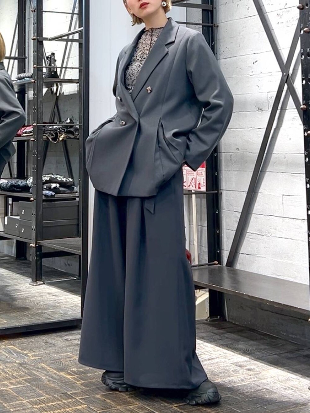 ブラック系のブーツ、グレー系のその他パンツ、グレー系のテーラードジャケットを着用したレディースの冬コーディネートの2枚目の写真