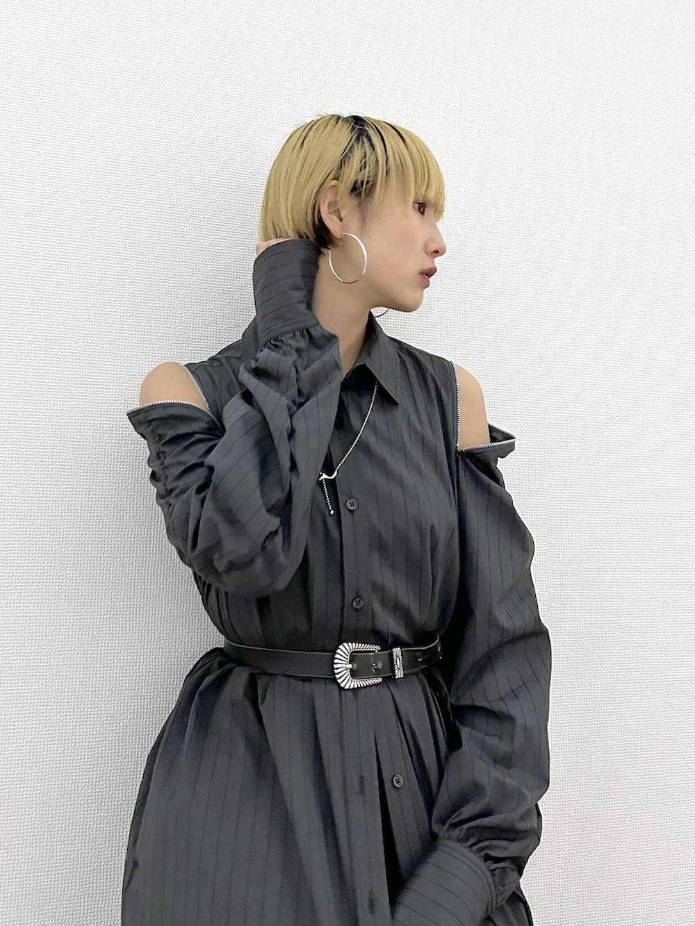 ブラック系のサンダル、ブラック系のその他パンツ、グレー系のワンピースを着用したレディースの春コーディネートの2枚目の写真