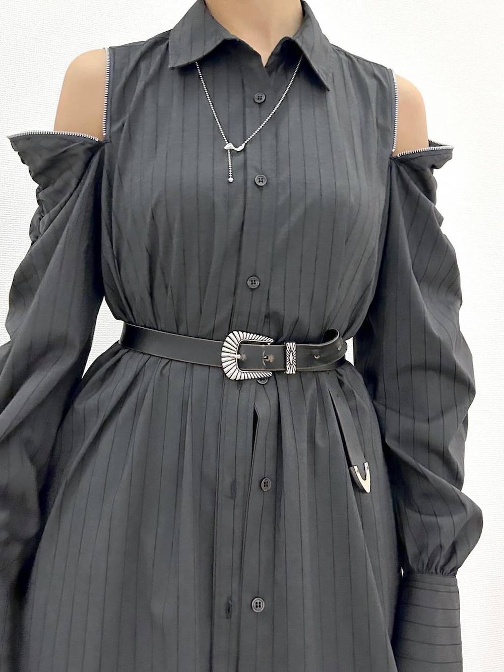 ブラック系のサンダル、ブラック系のその他パンツ、グレー系のワンピースを着用したレディースの春コーディネートの6枚目の写真