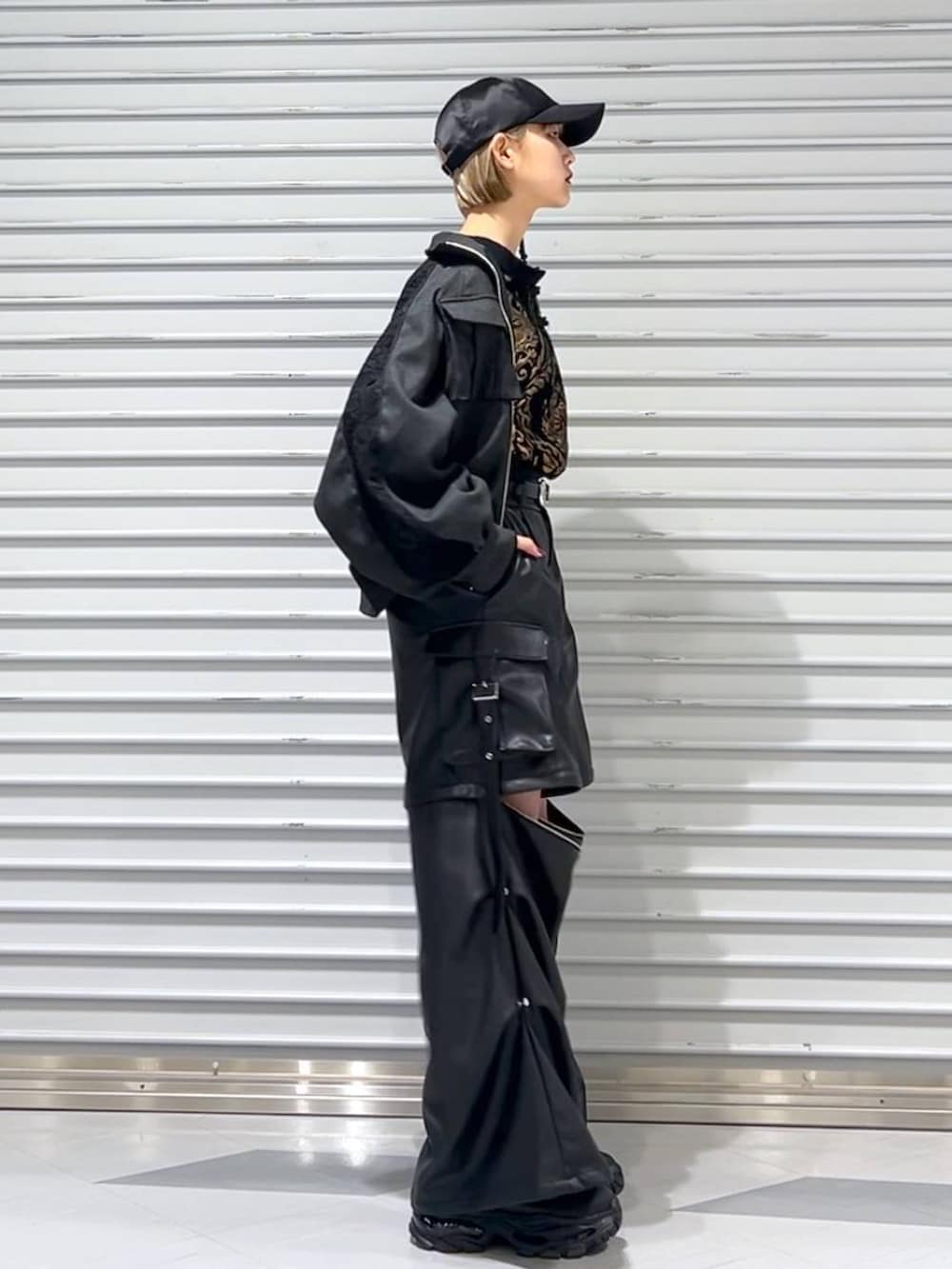 ブラック系のカーゴパンツ、ブラック系のブーツ、ブラック系のスウェットを着用したレディースの冬コーディネートの2枚目の写真