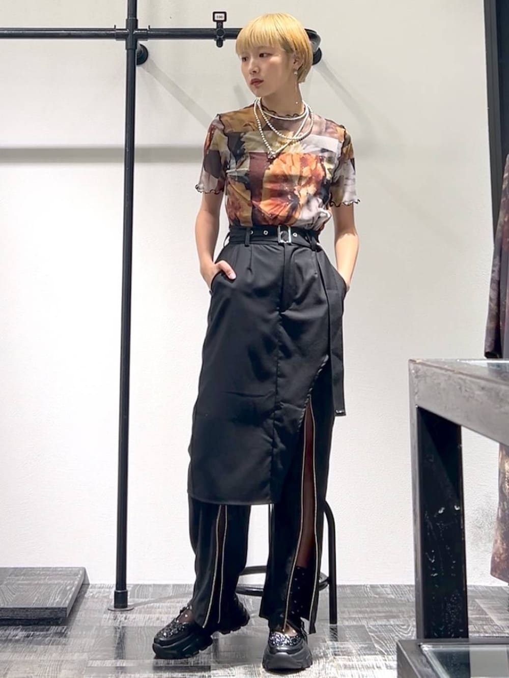 ブラウン系のTシャツ/カットソー、ブラック系のスニーカー、ブラック系のその他パンツを着用したレディースの夏コーディネートの4枚目の写真