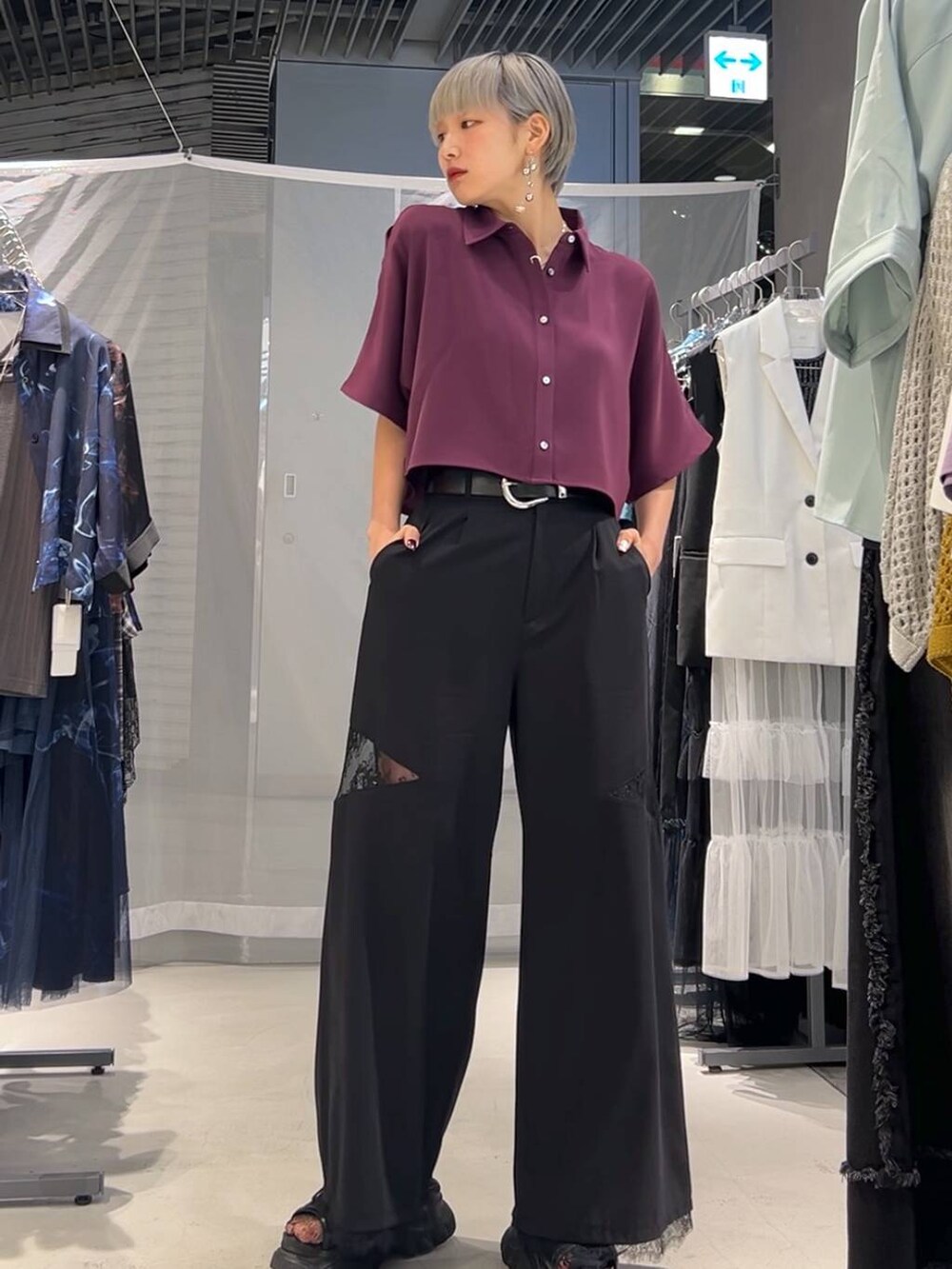 ブラック系のサンダル、ピンク系のシャツ/ブラウス、ブラック系のその他パンツを着用したレディースの夏コーディネートの2枚目の写真