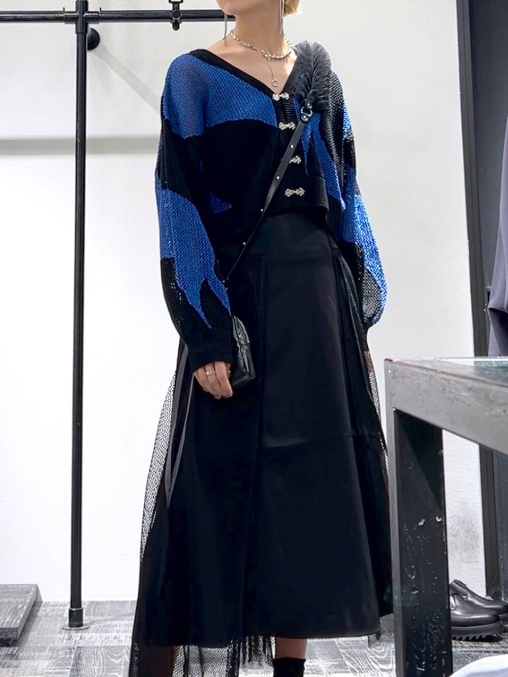 「着痩せ・細見え、モード、ベーシック/シンプル」｜「HAREのラメメッシュメタルニットカーディガン(HARE)（カーディガン/ボレロ、ブラック系）」を使った、Moneさん（レディース・162cm）の夏コーディネートの6枚目の写真