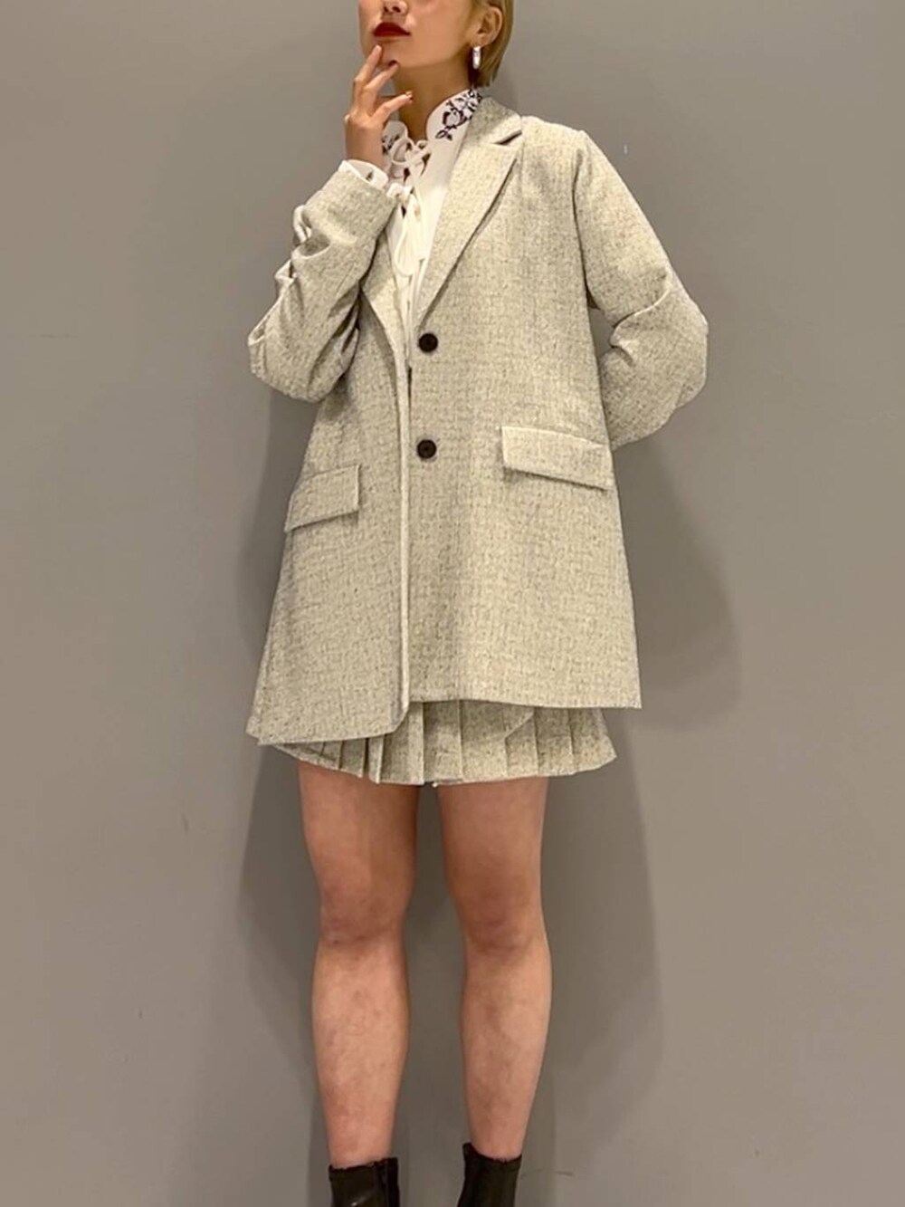 ブラック系のブーツ、ホワイト系のシャツ/ブラウス、ホワイト系のセットアップを着用したレディースの秋コーディネートの8枚目の写真