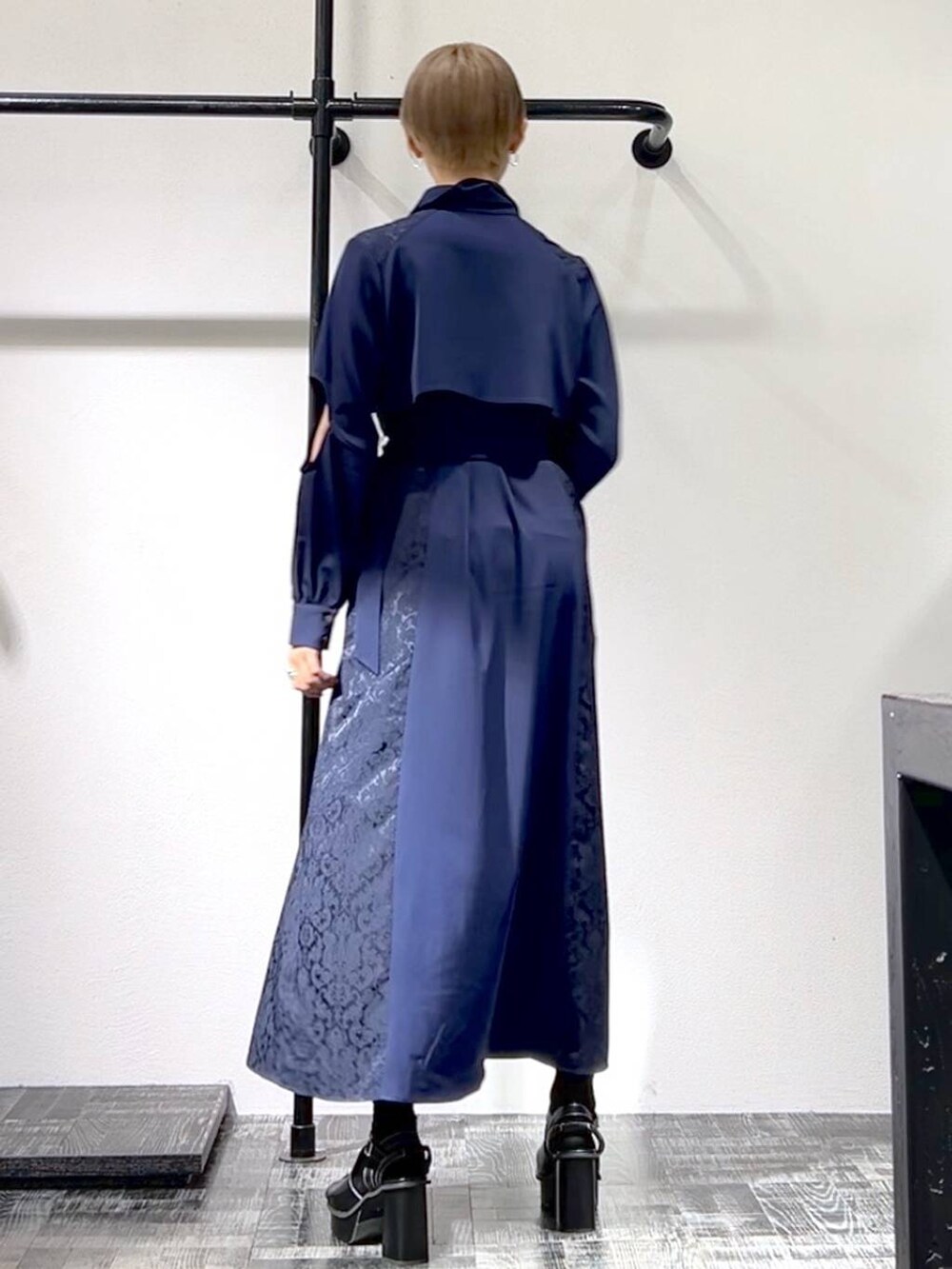 ブラック系のサンダル、ブルー系のワンピース、シルバー系のネックレスを着用したレディースの春コーディネートの2枚目の写真