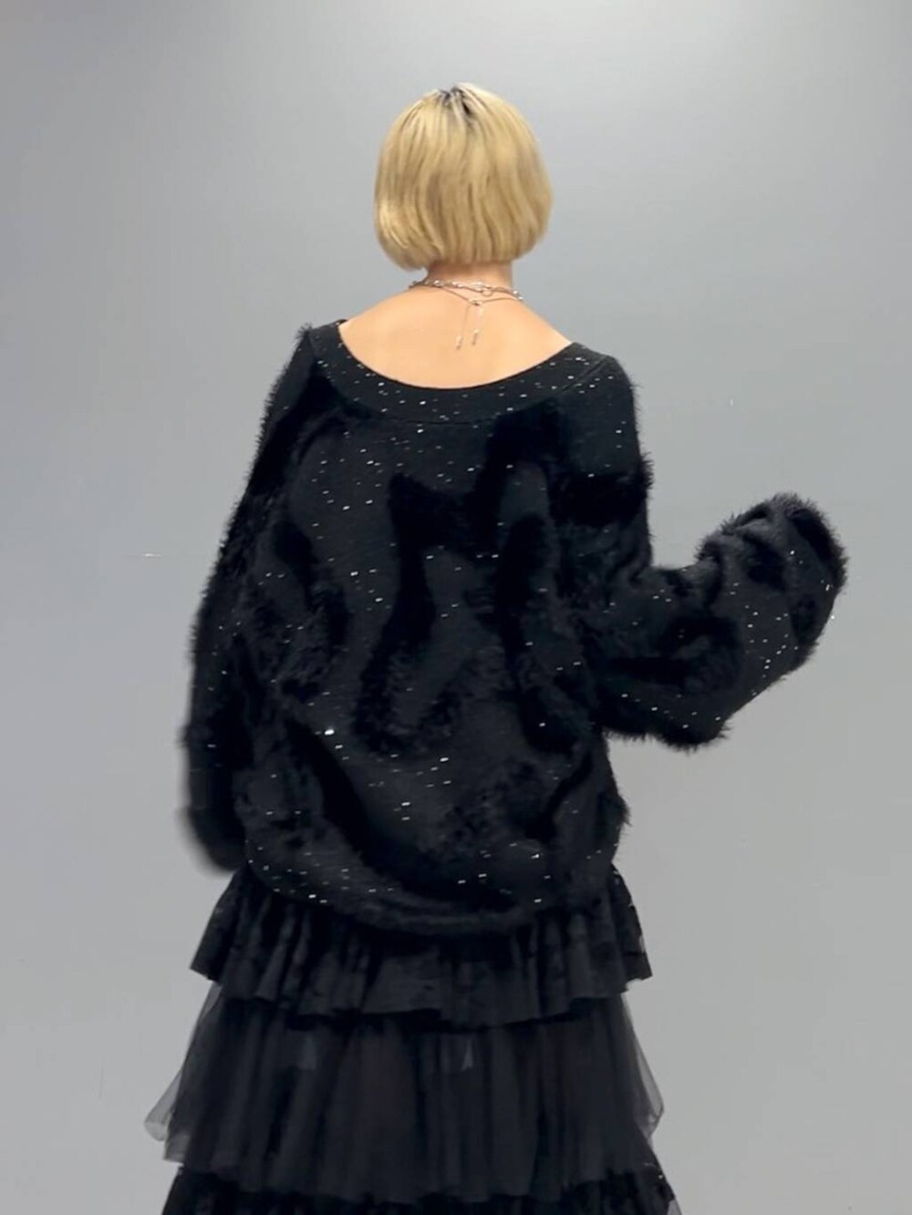 ブラック系のカーディガン/ボレロ、ブラック系のデニムスカート、シルバー系のネックレスを着用したレディースの秋コーディネートの3枚目の写真