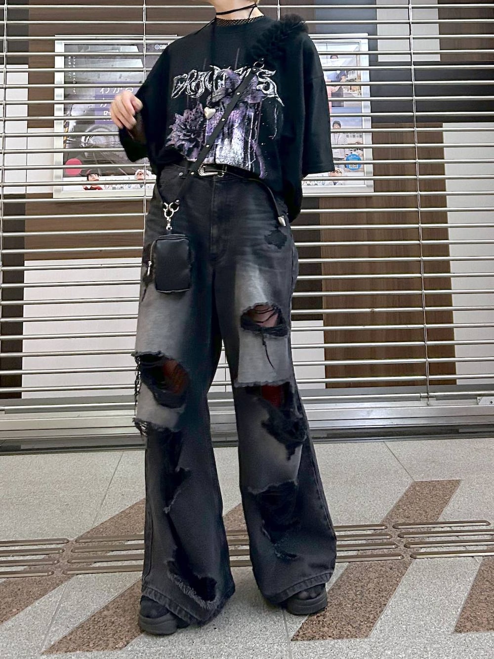 ブラック系のデニムパンツ、ブラック系のTシャツ/カットソー、ブラック系のチョーカーを着用したレディースの春コーディネートの5枚目の写真