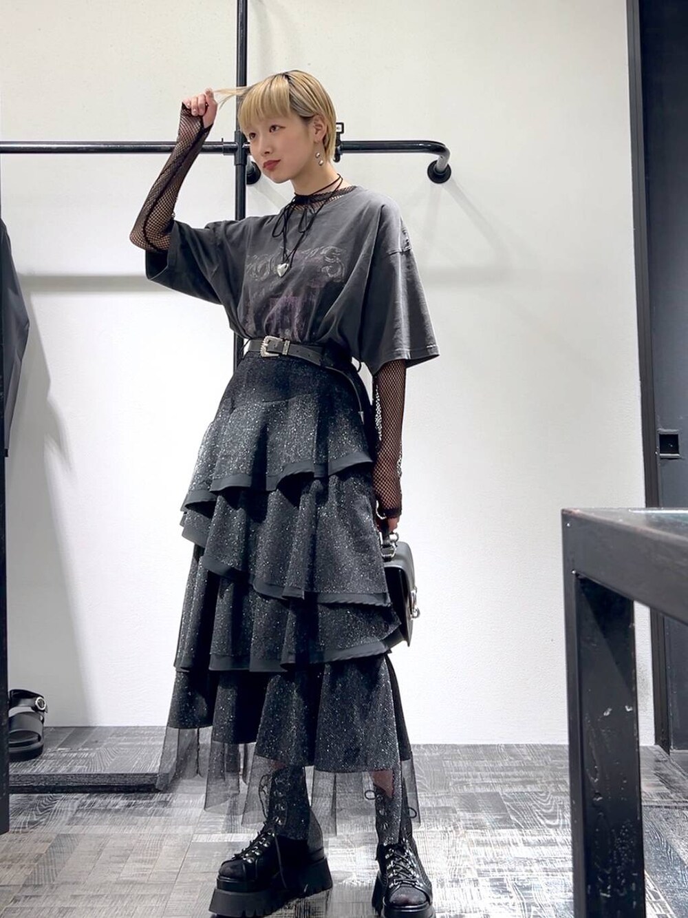 ブラック系のサンダル、ブラック系のショルダーバッグ、ブラック系のスカートを着用したレディースの春コーディネートの3枚目の写真