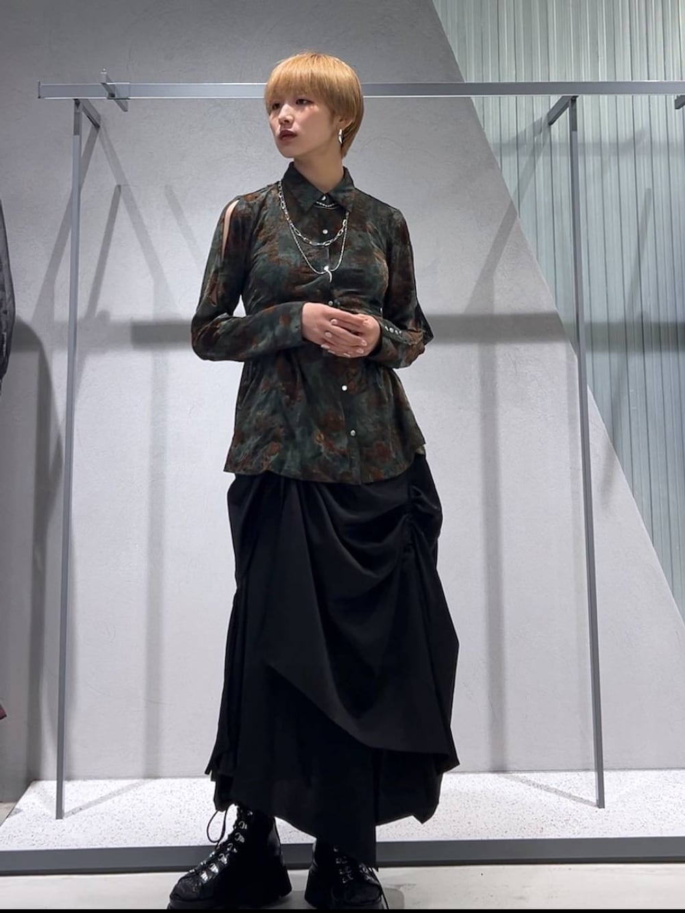 ブラック系のサンダル、グリーン系のシャツ/ブラウス、ブラック系のスカートを着用したレディースの夏コーディネートの4枚目の写真