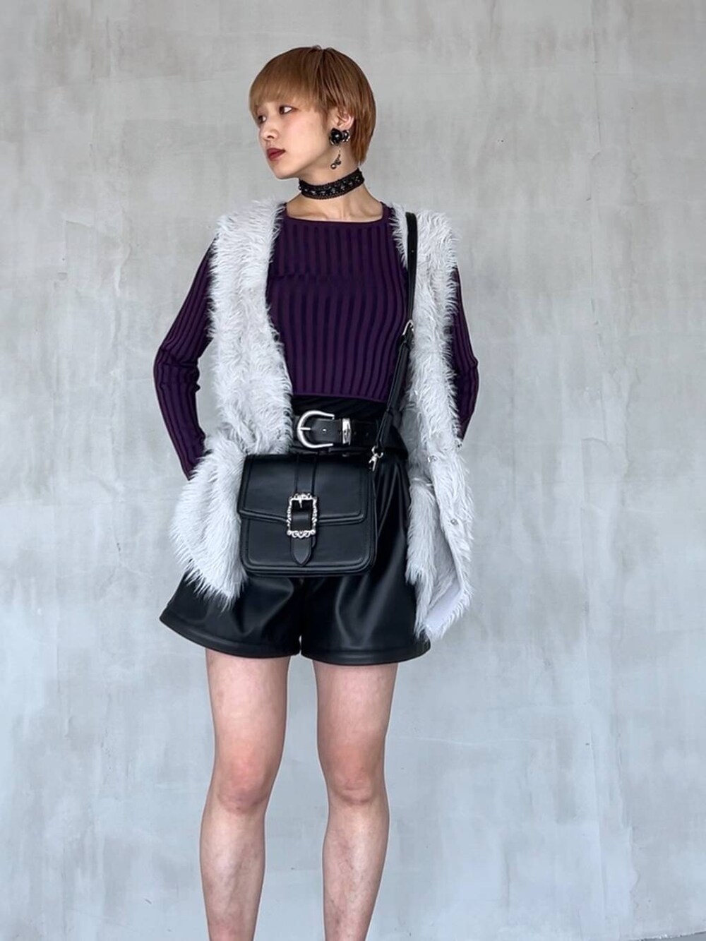 グレー系のカーディガン/ボレロ、シルバー系のスニーカー、ブラック系のカーゴパンツを着用したレディースの夏コーディネートの2枚目の写真