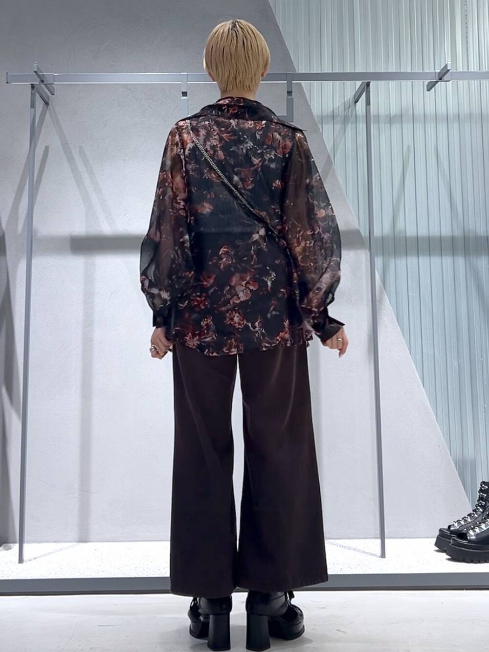 グレー系のタンクトップ、ブラック系のブーツ、オレンジ系のシャツ/ブラウスを着用したレディースの春コーディネートの3枚目の写真