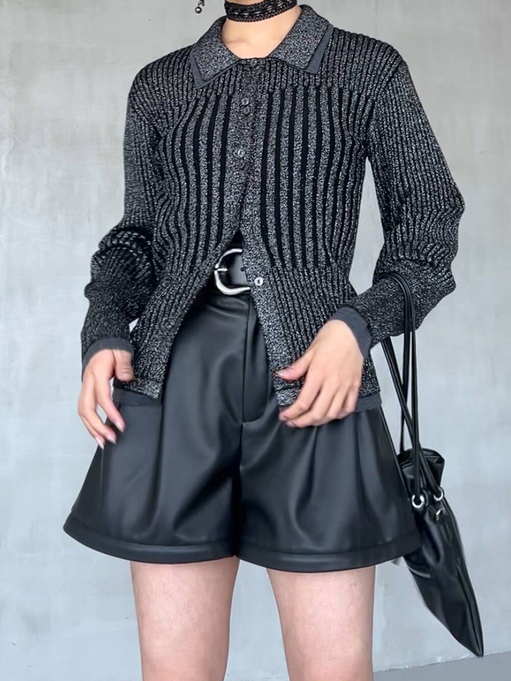 ブラック系のショルダーバッグ、シルバー系のスニーカー、ブラック系のカーゴパンツを着用したレディースの夏コーディネートの2枚目の写真