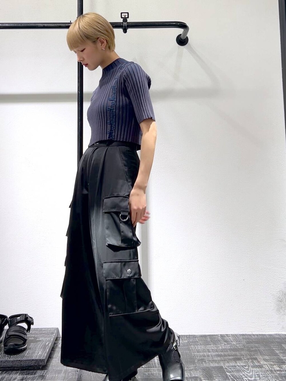 ブラック系のサンダル、ブラック系のカーゴパンツ、グレー系のニット/セーターを着用したレディースの春コーディネートの5枚目の写真