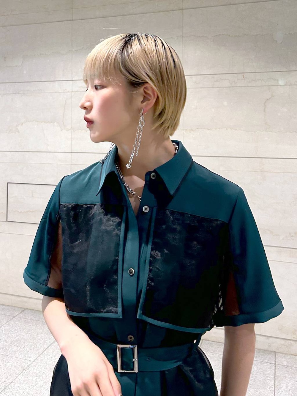 ホワイト系のサンダル、グリーン系のワンピース、シルバー系のブレスレットを着用したレディースの夏コーディネートの6枚目の写真