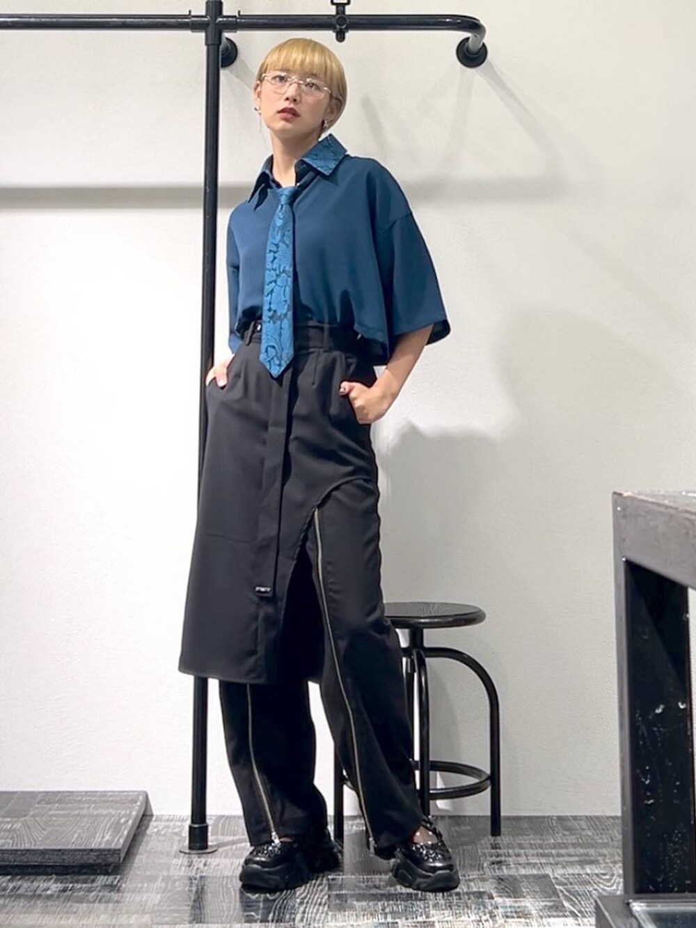 ブルー系のシャツ/ブラウス、ブラック系のスニーカー、ブラック系のその他パンツを着用したレディースの夏コーディネートの4枚目の写真