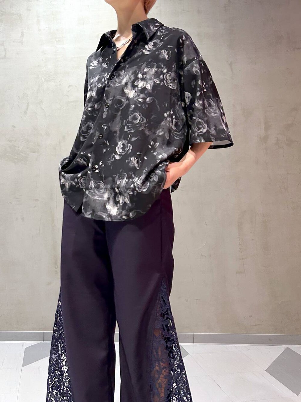 ブラック系のサンダル、ブラック系のシャツ/ブラウス、パープル系のその他パンツを着用したレディースの春コーディネートの5枚目の写真