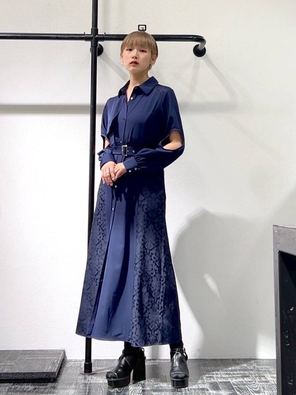 ブラック系のサンダル、ブルー系のワンピース、シルバー系のネックレスを着用したレディースの春コーディネートの3枚目の写真