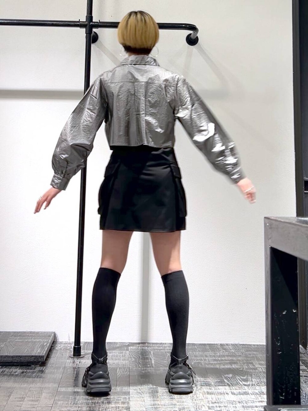 シルバー系のシャツ/ブラウス、ブラック系のその他パンツ、グレー系のタンクトップを着用したレディースの春コーディネートの4枚目の写真