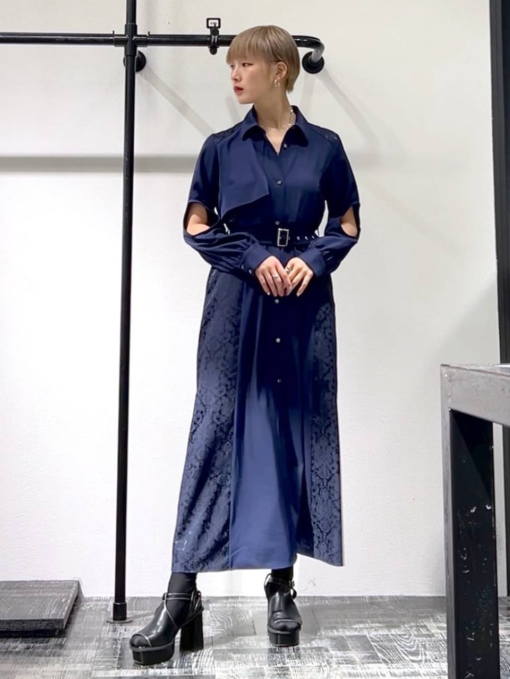 ブラック系のサンダル、ブルー系のワンピース、パープル系のスカートを着用したレディースの春コーディネートの3枚目の写真