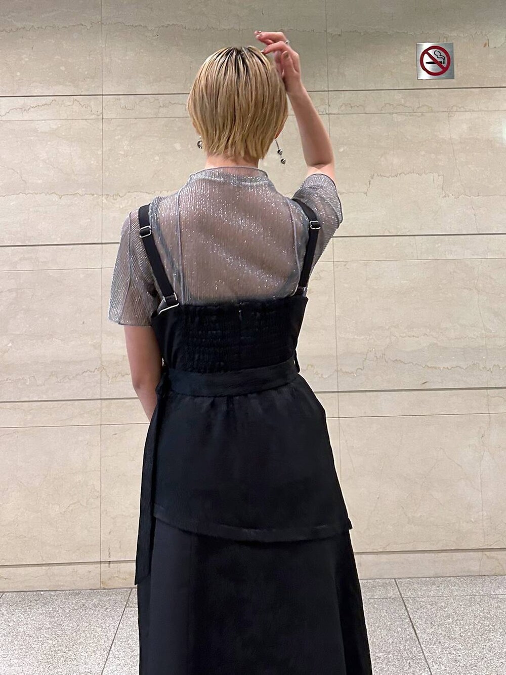 ブラック系のショルダーバッグ、ホワイト系のサンダル、ブラック系のワンピースを着用したレディースの春コーディネートの7枚目の写真