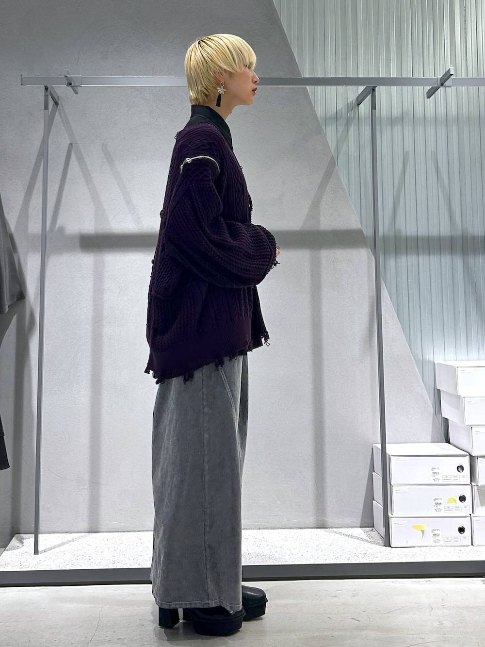 グレー系のブーツ、パープル系のカーディガン/ボレロ、グレー系のデニムパンツを着用したレディースの秋コーディネートの3枚目の写真