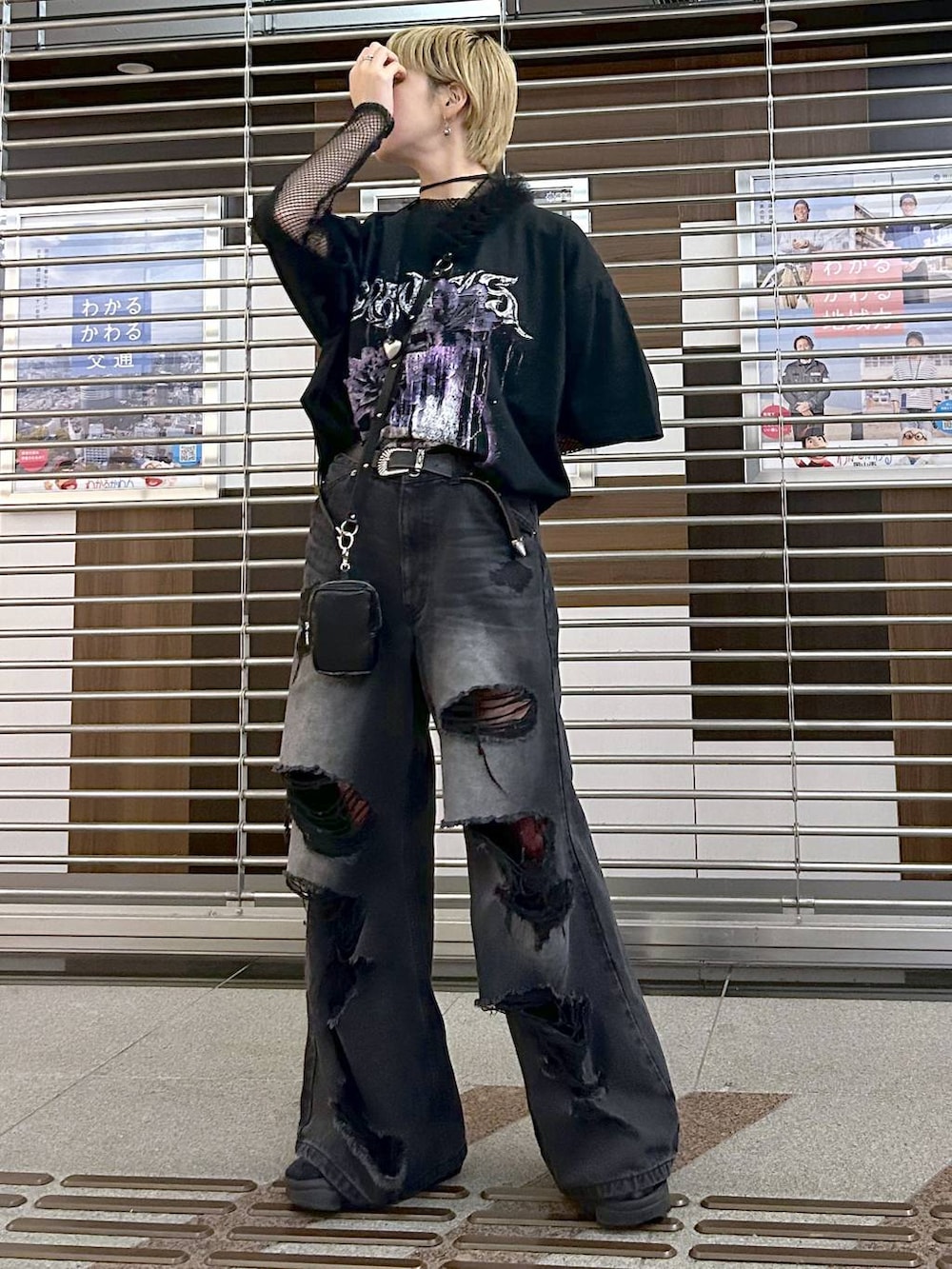 ブラック系のデニムパンツ、ブラック系のTシャツ/カットソー、ブラック系のチョーカーを着用したレディースの春コーディネートの3枚目の写真