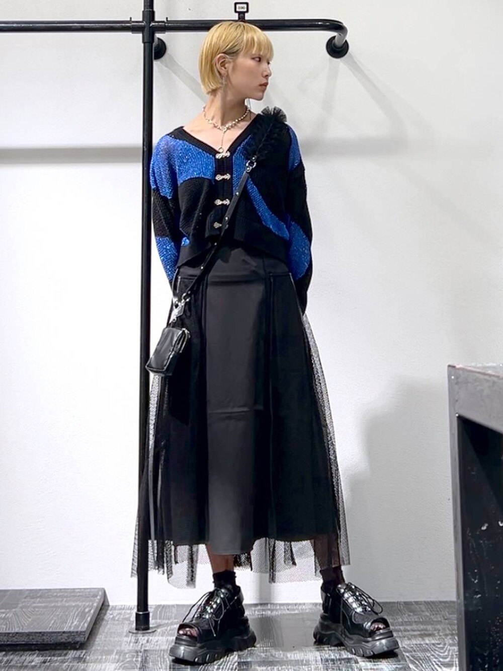 「着痩せ・細見え、モード、ベーシック/シンプル」｜「HAREのラメメッシュメタルニットカーディガン(HARE)（カーディガン/ボレロ、ブラック系）」を使った、Moneさん（レディース・162cm）の夏コーディネートの4枚目の写真