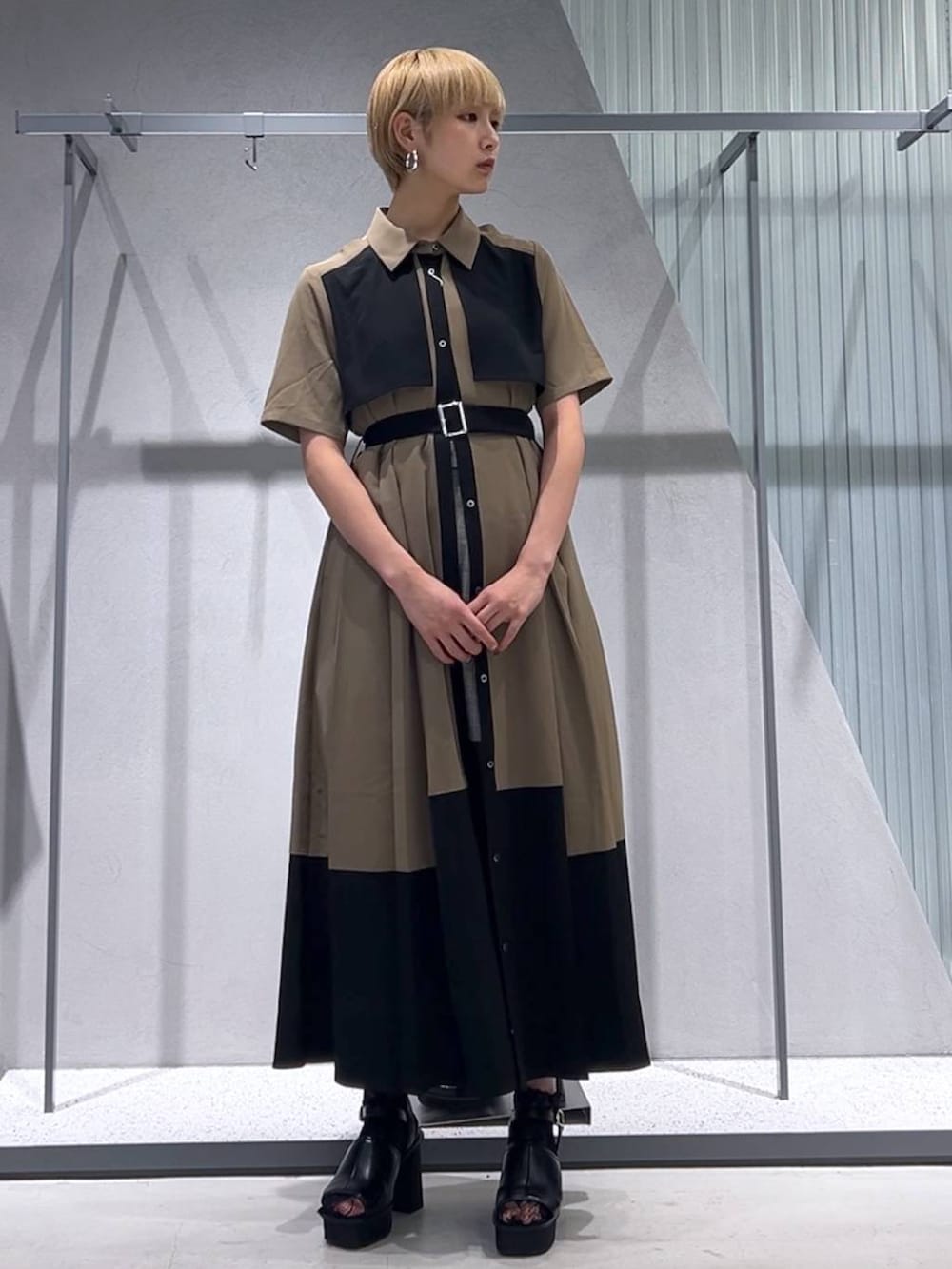 グレー系のサンダル、ブラウン系のワンピース、ブラウン系のその他パンツを着用したレディースの夏コーディネートの2枚目の写真