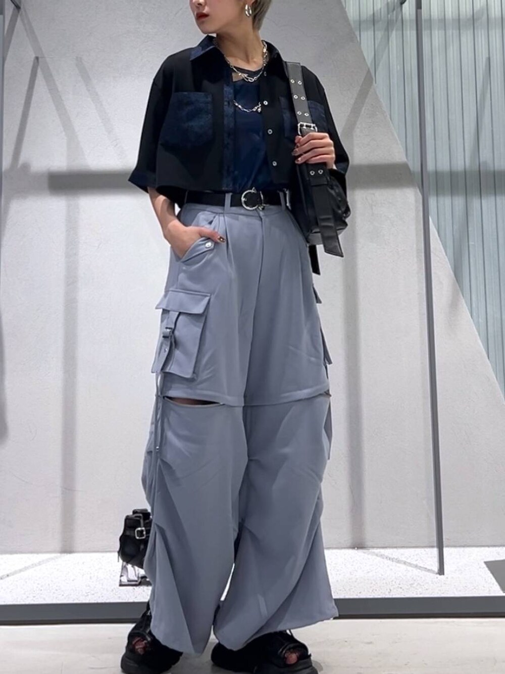 ブラック系のサンダル、ブラック系のショルダーバッグ、パープル系のシャツ/ブラウスを着用したレディースの夏コーディネートの4枚目の写真