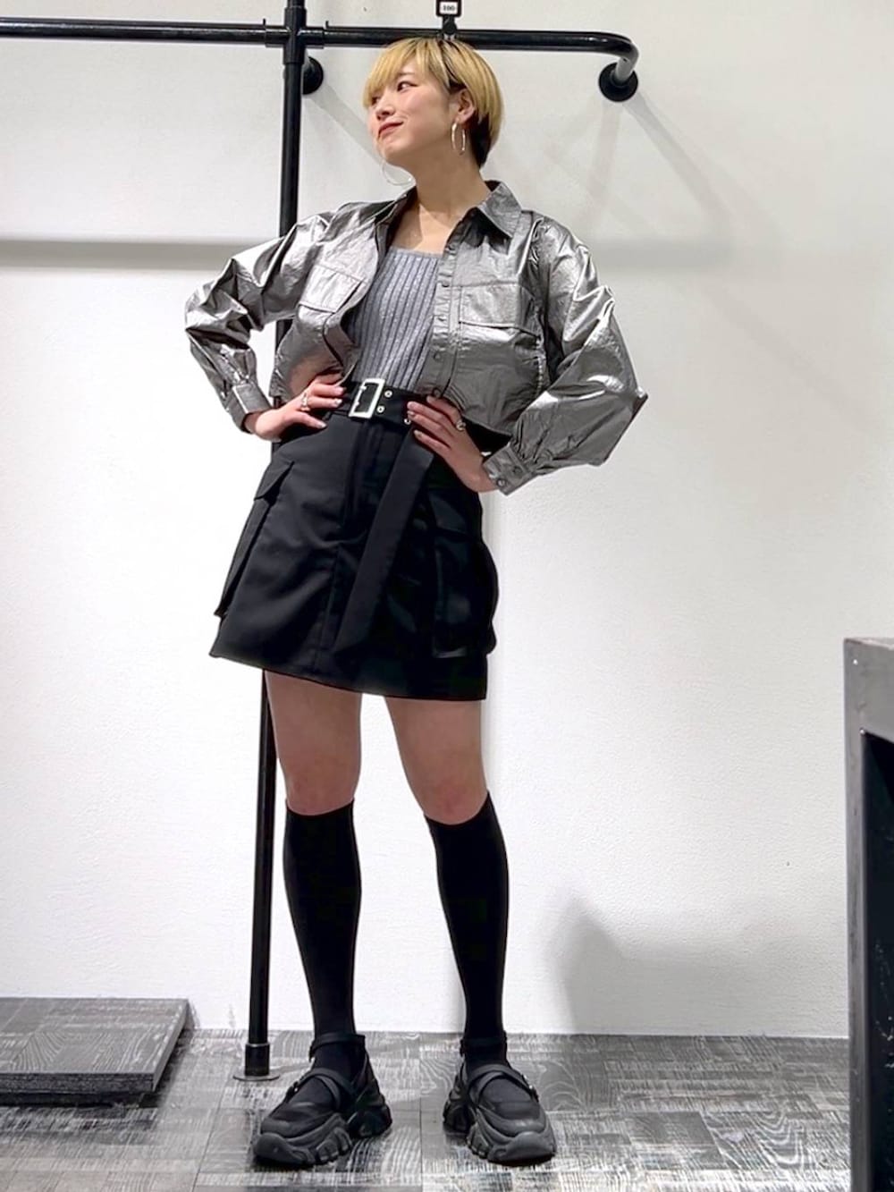 シルバー系のシャツ/ブラウス、ブラック系のその他パンツ、グレー系のタンクトップを着用したレディースの春コーディネートの2枚目の写真