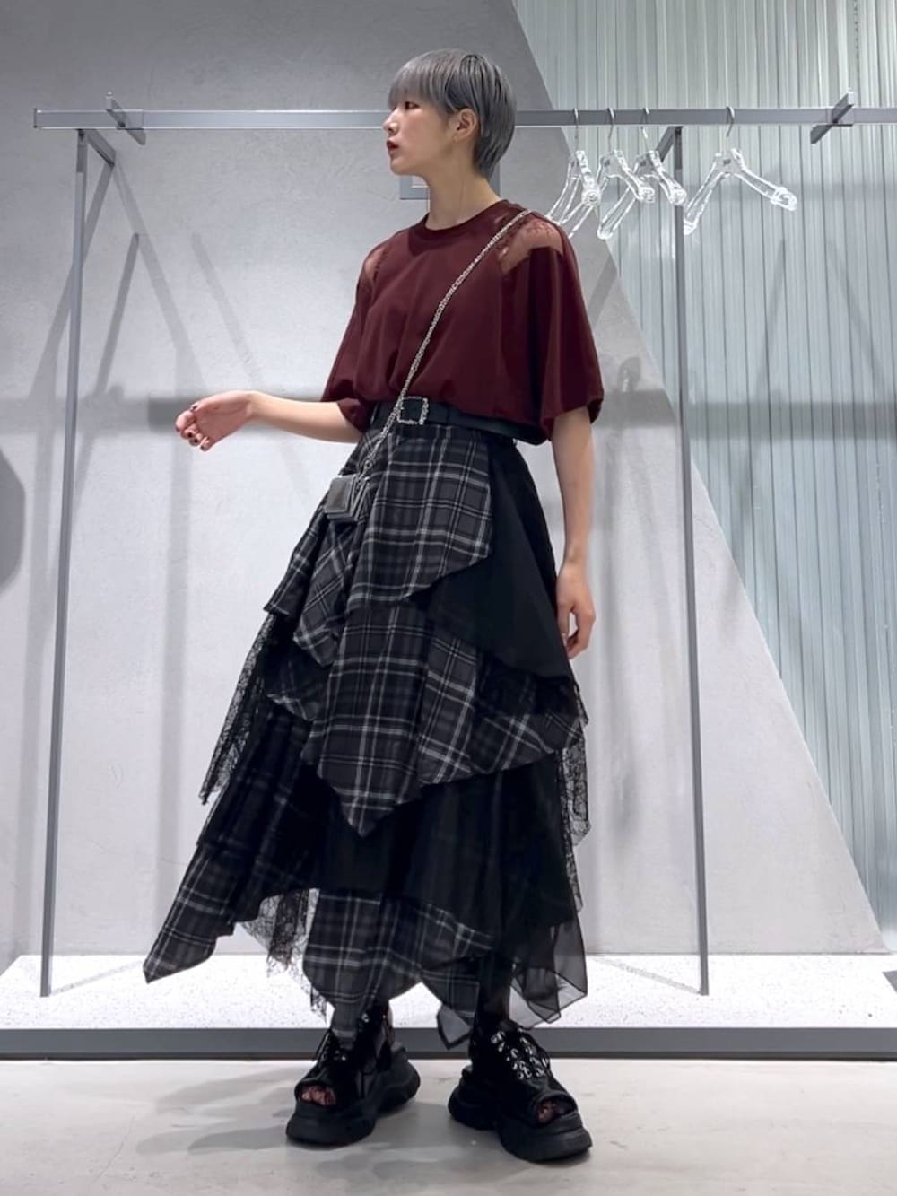 ブラック系のサンダル、レッド系のTシャツ/カットソー、ブラック系のスカートを着用したレディースの夏コーディネートの2枚目の写真