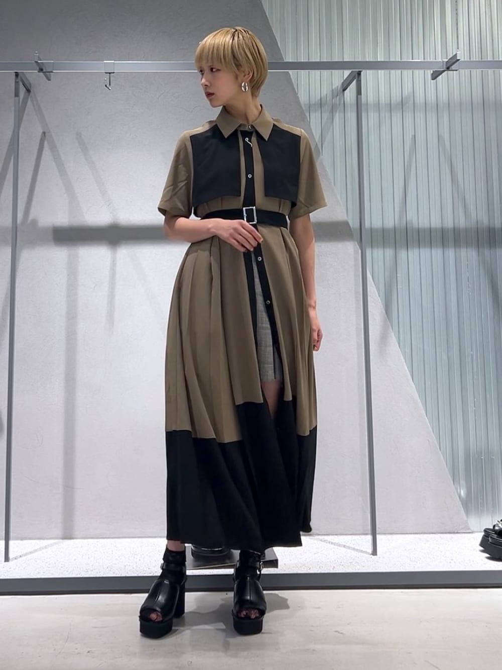 グレー系のサンダル、ブラウン系のワンピース、ブラウン系のその他パンツを着用したレディースの夏コーディネートの4枚目の写真