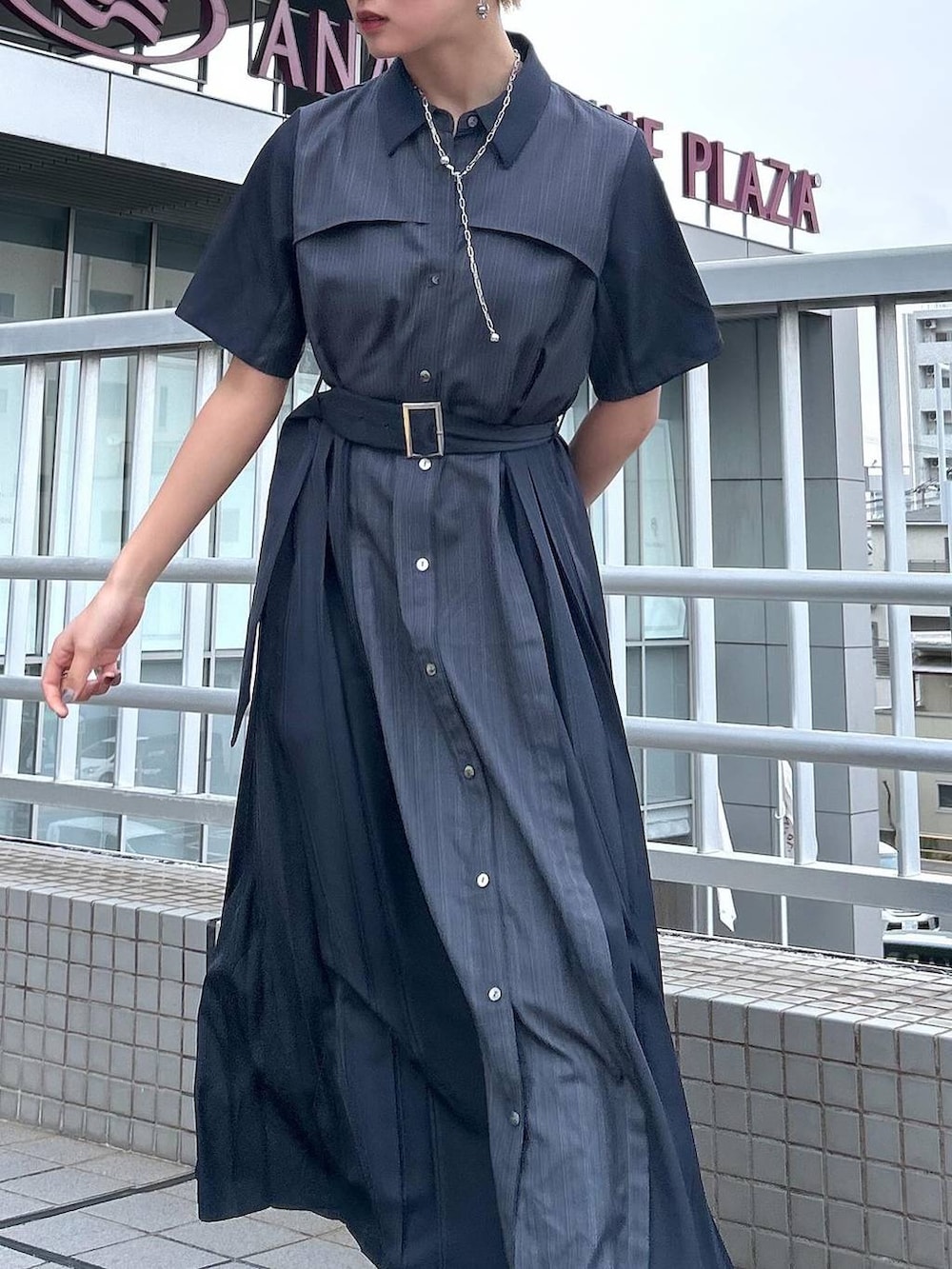 その他のワンピース、シルバー系のネックレスを着用したレディースの春コーディネートの2枚目の写真