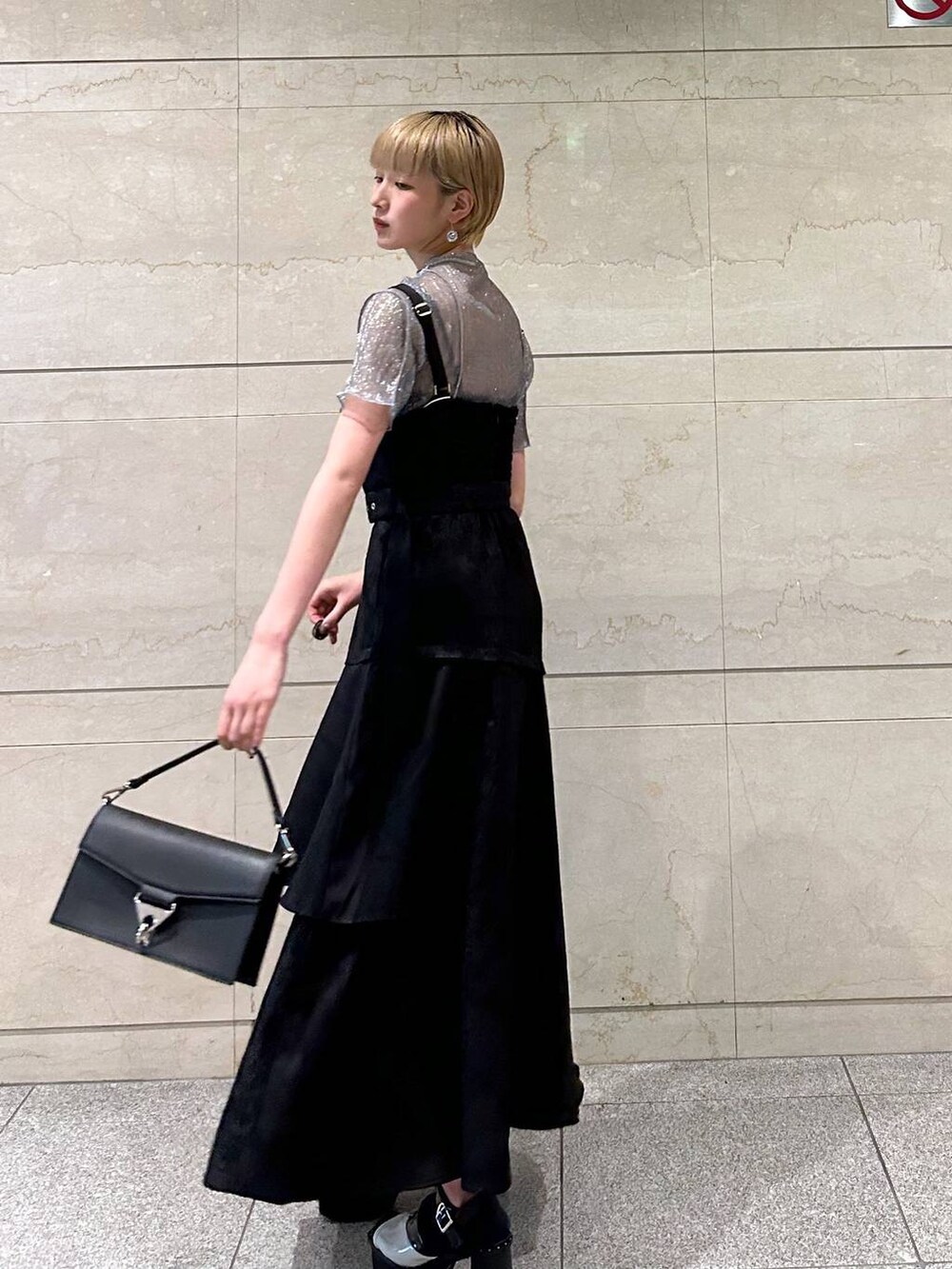 ブラック系のショルダーバッグ、ホワイト系のサンダル、ブラック系のワンピースを着用したレディースの春コーディネートの4枚目の写真