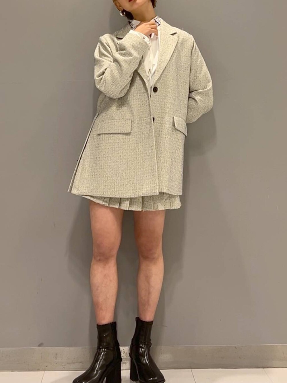 ブラック系のブーツ、ホワイト系のシャツ/ブラウス、ホワイト系のセットアップを着用したレディースの秋コーディネートの5枚目の写真