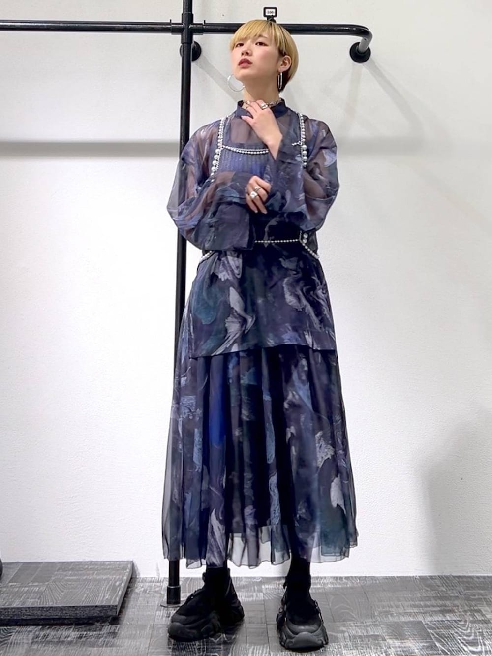 パープル系のスカート、ブラック系のスニーカー、パープル系のシャツ/ブラウスを着用したレディースの春コーディネートの4枚目の写真