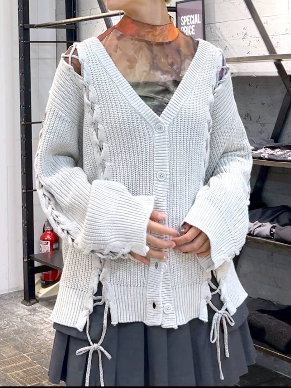その他のテーラードジャケット、レッド系のTシャツ/カットソー、ブラック系のサンダルを着用したレディースの秋コーディネートの2枚目の写真